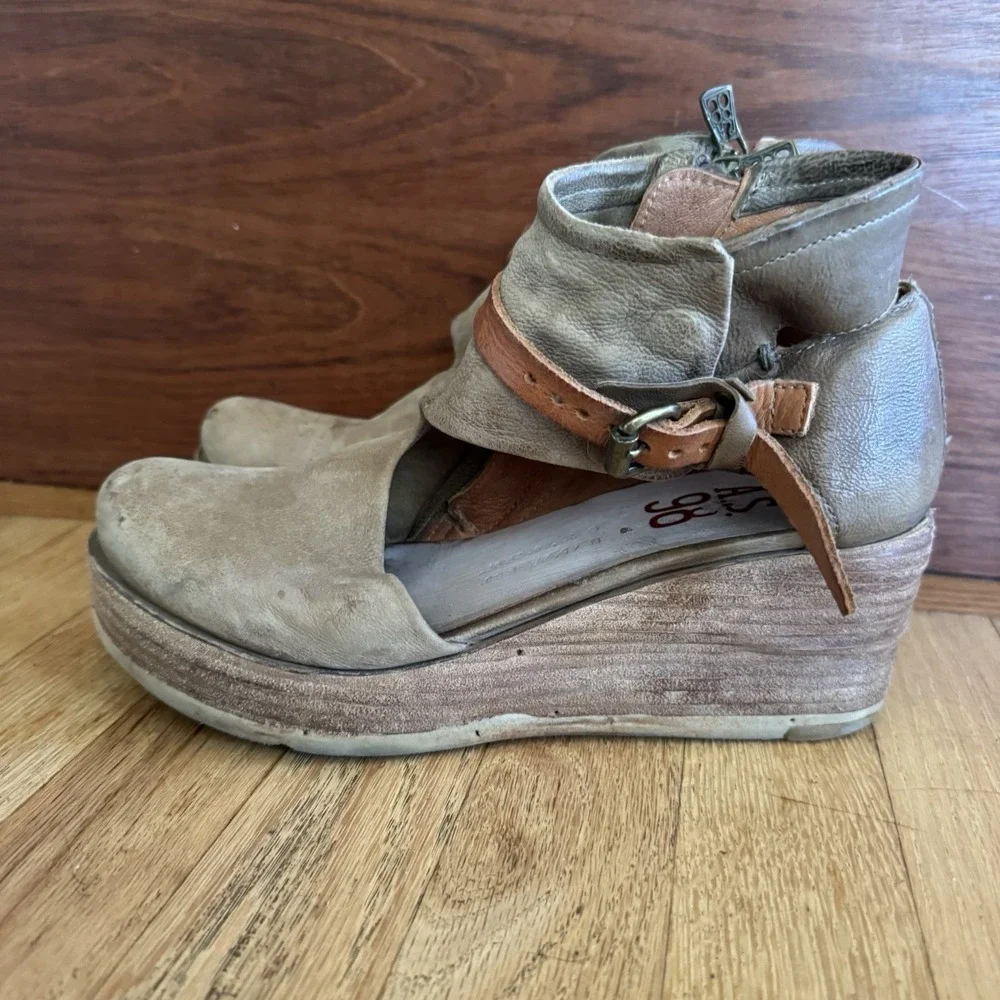 AS 98 Women 40/9.5 Taupe Suede Brown Leather Strap Wedge Platform Shoes Closed